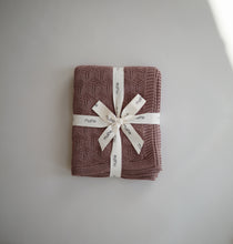 Afbeelding in Gallery-weergave laden, Deken Knitted Honeycomb Desert Rose - Mushie
