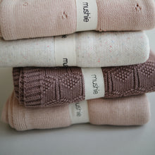 Afbeelding in Gallery-weergave laden, Deken Knitted Honeycomb Desert Rose - Mushie

