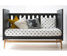 Afbeelding in Gallery-weergave laden, Baby bed 140 x 70 cm omvormbaar tot zitbank zwart - Pericles
