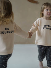 Afbeelding in Gallery-weergave laden, Sweatshirt Little Stories - Organic Zoo
