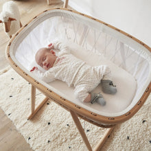 Afbeelding in Gallery-weergave laden, Wieg Kumi Mesh / Wit &amp; Zwart met cocos matras - Charlie Crane Paris
