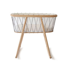 Afbeelding in Gallery-weergave laden, Wieg Kumi Mesh / Wit &amp; Zwart met cocos matras - Charlie Crane Paris
