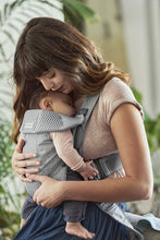 Afbeelding in Gallery-weergave laden, Draagzak Mini Mesh Dusty Pink 0-12m Diverse kleuren - Babybjörn

