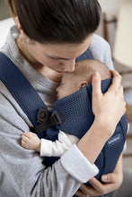 Afbeelding in Gallery-weergave laden, Draagzak Mini Mesh Dusty Pink 0-12m Diverse kleuren - Babybjörn

