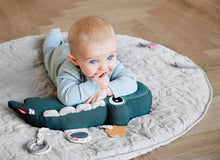 Afbeelding in Gallery-weergave laden, Tummy Time Activity Toy Croco Groen - Done By Deer
