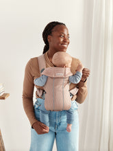 Afbeelding in Gallery-weergave laden, Draagzak Mini Mesh Dusty Pink 0-12m Diverse kleuren - Babybjörn
