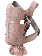 Afbeelding in Gallery-weergave laden, Draagzak Mini Mesh Dusty Pink 0-12m Diverse kleuren - Babybjörn
